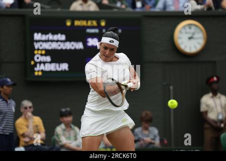 15 luglio 2023; All England Lawn Tennis and Croquet Club, Londra, Inghilterra: Torneo di tennis di Wimbledon; finale di singolare femminile, Marketa Vondrousova contro Ons Jabeur sul campo centrale; ritorno di Ons Jabeur Foto Stock