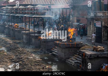 Kathmandu, Nepal - 17 aprile 2023: Un rituale delle Cremazioni indù presso il tempio Pashupatinath e il fiume Bagmati, uno dei più grandi e antichi templi indù di Th Foto Stock