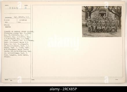 Foto di gruppo di militari che hanno completato un corso presso il General staff College di Langres, Haute Marne, Francia. La fotografia presenta vari ranghi, tra cui major, capitani e tenente colonnello. Il sergente Abbott è il fotografo che ha scattato questa foto il 28 dicembre 1918. Foto Stock