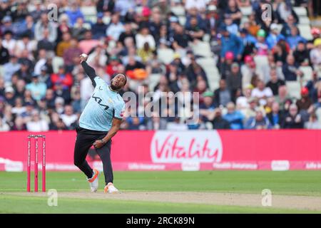 Preso a Birmingham, Regno Unito, il 15 luglio 2023 al Warwickshire County Cricket Club di Edgbaston. Nella foto è raffigurato il capitano di Surrey, Chris Jordan, che si trova in un bowling d'azione durante la semifinale Vitality Blast 2023 tra Somerset e Surrey. L'immagine è solo per uso editoriale - credito a Stu Leggett tramite Alamy Live News Foto Stock