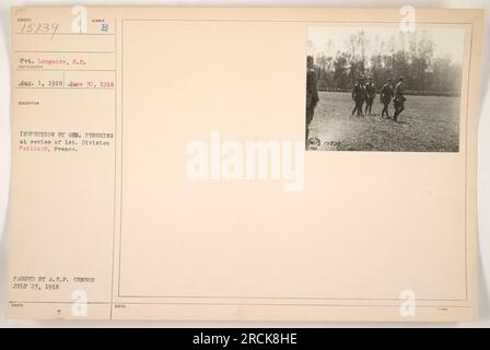 Il soldato Longacre della 1st Division fu ispezionato dal generale Pershing durante una revisione a Paillard, in Francia. La foto è stata scattata il 1 agosto 1918 e ha superato la censura A.E.P. il 23 luglio 1918. Le note indicano che si tratta dell'immagine numero 15839 nella raccolta. Foto Stock