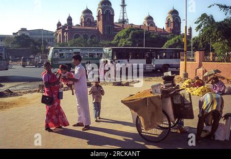 Madras, Tamil Nadu, India, febbraio 1998 - Una vista di una strada trafficata con traffico, gente e venditori di strada in un'area della città di Chennai Foto Stock