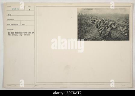 Soldati tedeschi nelle trincee in Francia durante la prima guerra mondiale Fotografia numero 0-2 66147, scattata il 12 maggio 1919 dal fotografo RECO. I soldati sono visti nelle loro uniformi e nel loro equipaggiamento, con l'immagine che enfatizza le difficili condizioni che hanno affrontato nelle trincee. Foto Stock