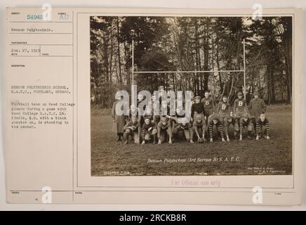 La squadra di calcio della Benson Polytechnic School che gioca contro il Reed College S.A.T.C. tenente Kindle, Q.M., è vista al centro con un maglione nero. La foto è stata scattata il 27 gennaio 1919, durante una partita al Reed College Grounds. La foto è stata rilasciata con il numero AU Benson Polytechnic School, S.A.T.C., Portland, Oregon. Questa informazione fa parte dei registri ufficiali ed è lodata dal maggiore Robert A. Ros, US Army Infantry. Foto Stock