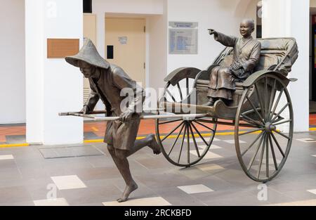 Statua in bronzo di Lim Leong Seng fuori da China Square Central, Singapore Foto Stock