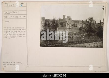 Soldato Campbell in piedi accanto alla tomba e alla lapide di un sconosciuto soldato tedesco che fu sepolto nel 1915. Il nome sulla lapide è illeggibile, ma indica che era un membro della 358a fanteria tedesca. La posizione è Euvezin, Meurthe et Moselle, Francia. La foto è stata scattata il 22 ottobre 1918 e ricevuta il 13 dicembre 1918. E' stato approvato dalla censura dell'A.E.F. ma non viene menzionata alcuna data. Foto Stock