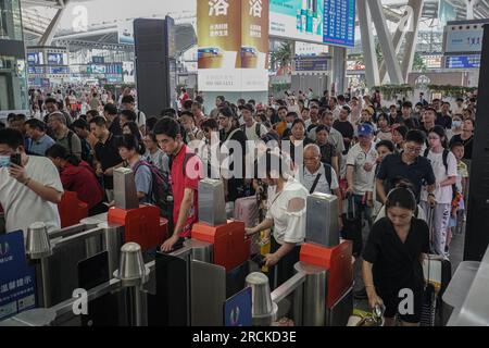 Le persone si mettono in fila e fanno il check-in alla stazione ferroviaria. Guangzhou South Railway Station è una delle più grandi e popolari stazioni ferroviarie della Cina. Ha una posizione ottima, che collega i treni da diverse parti della Cina, tra cui Pechino, Shanghai, Shenzhen, Hong Kong, Changsha, Wuhan e molti altri. Foto Stock