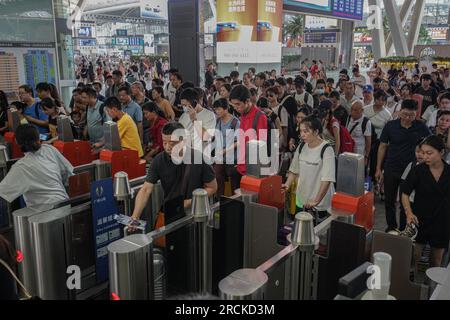 Le persone si mettono in fila e fanno il check-in alla stazione ferroviaria. Guangzhou South Railway Station è una delle più grandi e popolari stazioni ferroviarie della Cina. Ha una posizione ottima, che collega i treni da diverse parti della Cina, tra cui Pechino, Shanghai, Shenzhen, Hong Kong, Changsha, Wuhan e molti altri. Foto Stock