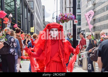 Londra, Regno Unito. 15 luglio 2023. I ribelli rossi di Extinction Rebellion si uniscono alla protesta fuori dal Dipartimento per la sicurezza energetica e Net Zero. Gli attivisti del clima marciarono negli uffici di Equinor per protestare contro il giacimento di petrolio e gas di Rosebank. Credito: Vuk Valcic/Alamy Live News Foto Stock