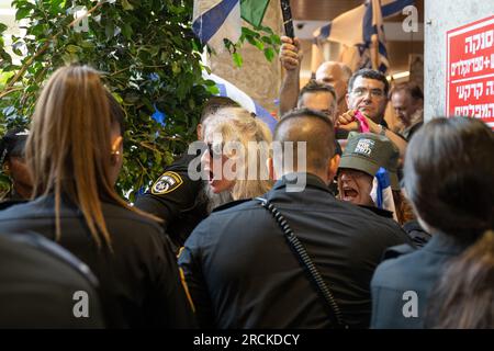 Tel Aviv, Israele. 11 luglio 2023. Le proteste femminili urlano contro gli agenti di polizia israeliani mentre tentano di sfuggire alla folla e si bloccano durante una manifestazione contro la revisione giudiziaria all'aeroporto Ben Gurion. Tel Aviv, Israele. 11 luglio 2023. (Foto di Matan Golan/Sipa USA). Credito: SIPA USA/Alamy Live News Foto Stock