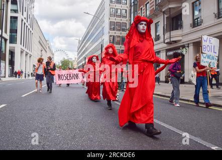 Londra, Regno Unito. 15 luglio 2023. I Red Rebel di Extinction Rebellion si uniscono alla marcia. Gli attivisti climatici hanno marciato dal Dipartimento per la sicurezza energetica e Net Zero agli uffici di Equinor in segno di protesta contro il campo petrolifero e del gas di Rosebank. Credito: Vuk Valcic/Alamy Live News Foto Stock