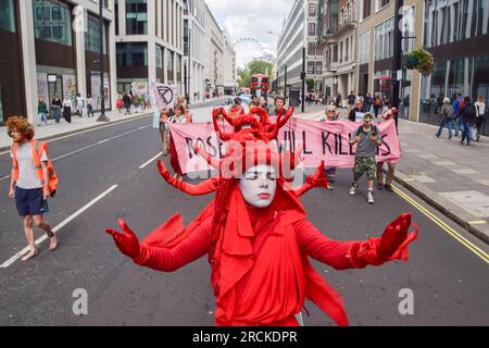 Londra, Regno Unito. 15 luglio 2023. I Red Rebel di Extinction Rebellion si uniscono alla marcia. Gli attivisti climatici hanno marciato dal Dipartimento per la sicurezza energetica e Net Zero agli uffici di Equinor in segno di protesta contro il campo petrolifero e del gas di Rosebank. Credito: Vuk Valcic/Alamy Live News Foto Stock