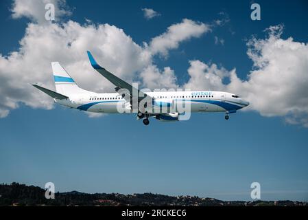 Kerkyra, Grecia - 09 24 2022: Primo piano dell'atterraggio aereo Enter sulla pista corta. Foto Stock