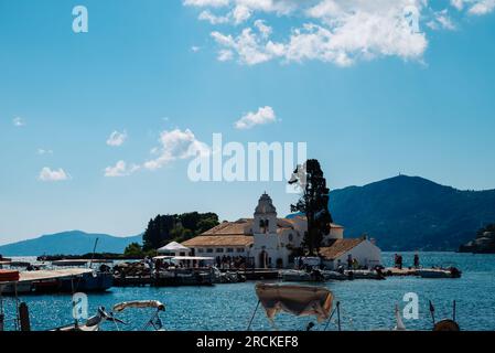 Kerkyra, Grecia - 09 24 2022: Vista del monastero di San Panagia Blachernae con i turisti. Foto Stock