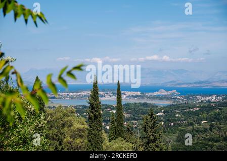 Vista dalla cima della montagna alla città di Kerkyra con la pista dell'isola di Corfù Foto Stock