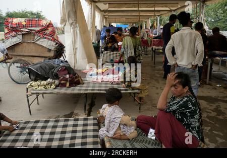 Nuova Delhi, India. 15 luglio 2023. Le vittime delle inondazioni attendono in un campo di soccorso, nella capitale indiana di nuova Delhi, sabato 15 luglio 2023. Foto di Abhishek/UPI credito: UPI/Alamy Live News Foto Stock