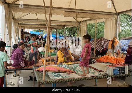 Nuova Delhi, India. 15 luglio 2023. Le vittime delle inondazioni attendono in un campo di soccorso, nella capitale indiana di nuova Delhi, sabato 15 luglio 2023. Foto di Abhishek/UPI credito: UPI/Alamy Live News Foto Stock