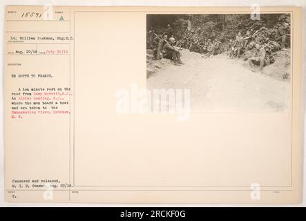 Soldati che si riposano brevemente sulla strada da Camp Merritt, N.J., ad Alpine Landing, N.J. La loro destinazione finale è la Francia. Questa fotografia è stata scattata il 30 luglio 1918 dal tenente William Jackson del Signal Corps. L'immagine è stata scattata durante la prima guerra mondiale e raffigura un gruppo di soldati in transito prima di salire a bordo di una barca ai moli di imbarco a Hoboken, N.J.' Foto Stock