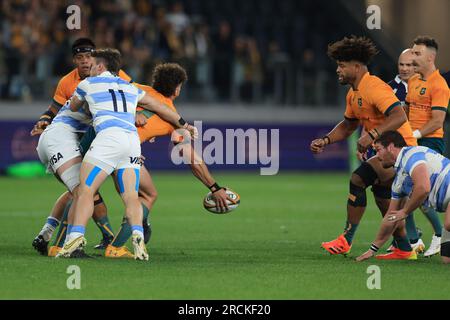 Sydney, Australia. 15 luglio 2023; CommBank Stadium , Sydney, Australia: Il Campionato di rugby eToro Australia contro Argentina; Mark Nawaqanitawase dell'Australia scarica la palla credito: Action Plus Sports Images/Alamy Live News Foto Stock