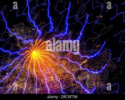 Esposizione astratta di 5 secondi di fuochi d'artificio pubblici che celebra il 14 luglio - la Roche Posay, Vienne (86), Francia. Foto Stock