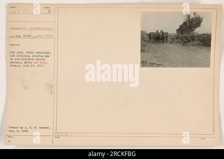 I soldati del 6th Regiment Field Artillery, 1st Division, sono visti in questa immagine che collocano una pistola in una nuova posizione durante un'avanzata a Missy aux Bois, in Francia, il 17 luglio 1918. Queste attività furono catturate dal Pvt. R. Longacre, S.C. La fotografia è stata rilasciata e passata dalla A.E.F. Censor il 6 agosto 1918. 111-SC-16491 SUBIECT 16491 DESCRIZIONE PHOTOGRAPHERPVT. R.Longacre, S.C.. REC. A1g. 24/18 LUGLIO 17/18 NUMERO E 6° REGT. ARTIGLIERIA DA CAMPO, 1st Division, mettendo il cannone in una nuova posizione durante l'avanzata. Missy aux Bois, Francia, 17 luglio 1918. RILASCIATO approvato da A. E. F. Censor, 6 agosto 1918. C. NO Foto Stock