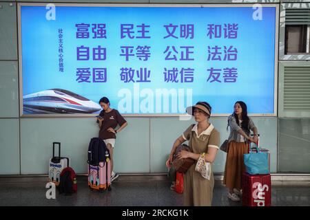 Guangzhou, Cina. 15 luglio 2023. La gente aspetta il treno alla stazione. Guangzhou South Railway Station è una delle più grandi e popolari stazioni ferroviarie della Cina. Ha una posizione ottima, che collega i treni da diverse parti della Cina, tra cui Pechino, Shanghai, Shenzhen, Hong Kong, Changsha, Wuhan e molti altri. (Foto di Michael ho Wai Lee/SOPA Images/Sipa USA) credito: SIPA USA/Alamy Live News Foto Stock