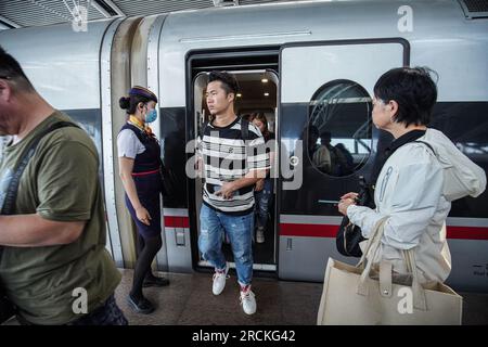 Guangzhou, Cina. 15 luglio 2023. La gente scende dal treno. Guangzhou South Railway Station è una delle più grandi e popolari stazioni ferroviarie della Cina. Ha una posizione ottima, che collega i treni da diverse parti della Cina, tra cui Pechino, Shanghai, Shenzhen, Hong Kong, Changsha, Wuhan e molti altri. (Foto di Michael ho Wai Lee/SOPA Images/Sipa USA) credito: SIPA USA/Alamy Live News Foto Stock