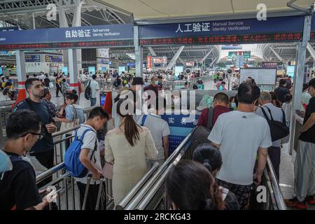 Guangzhou, Cina. 15 luglio 2023. Le persone si mettono in fila e fanno il check-in alla stazione ferroviaria. Guangzhou South Railway Station è una delle più grandi e popolari stazioni ferroviarie della Cina. Ha una posizione ottima, che collega i treni da diverse parti della Cina, tra cui Pechino, Shanghai, Shenzhen, Hong Kong, Changsha, Wuhan e molti altri. (Foto di Michael ho Wai Lee/SOPA Images/Sipa USA) credito: SIPA USA/Alamy Live News Foto Stock