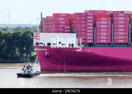 Amburgo, Germania. 15 luglio 2023. La nave container "One Innovation" entra per la prima volta nel porto di Amburgo e si dirige verso il fiume Elba. Con una lunghezza di 400 metri e una larghezza di 61,40 metri, la nave rosa ha una capacità di circa 24.000 container standard, ha annunciato la compagnia di navigazione Ocean Network Express (ONE). Credito: Bodo Marks/Bodo Marks/dpa/Alamy Live News Foto Stock