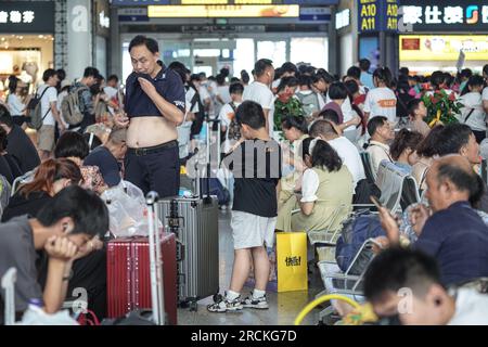 Guangzhou, Cina. 15 luglio 2023. La gente aspetta il treno alla stazione. Guangzhou South Railway Station è una delle più grandi e popolari stazioni ferroviarie della Cina. Ha una posizione ottima, che collega i treni da diverse parti della Cina, tra cui Pechino, Shanghai, Shenzhen, Hong Kong, Changsha, Wuhan e molti altri. (Foto di Michael ho Wai Lee/SOPA Images/Sipa USA) credito: SIPA USA/Alamy Live News Foto Stock