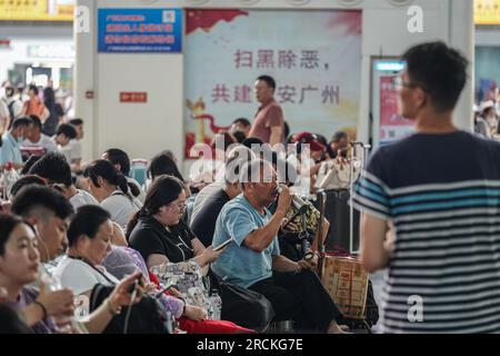 Guangzhou, Cina. 15 luglio 2023. La gente aspetta il treno alla stazione. Guangzhou South Railway Station è una delle più grandi e popolari stazioni ferroviarie della Cina. Ha una posizione ottima, che collega i treni da diverse parti della Cina, tra cui Pechino, Shanghai, Shenzhen, Hong Kong, Changsha, Wuhan e molti altri. (Foto di Michael ho Wai Lee/SOPA Images/Sipa USA) credito: SIPA USA/Alamy Live News Foto Stock