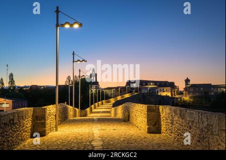 Risveglio estivo: Inaugurazione del Ponte Romano lungo il cammino di Santiago in Hospital de Orbigo, Leon, Spagna Foto Stock