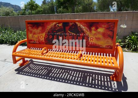 Los Angeles, California, USA 14 luglio 2023 Christopher NolanÕs Oppenheimer Bus Bench 14 luglio 2023 a Los Angeles, California, USA. Foto di Barry King/Alamy Stock Photo Foto Stock