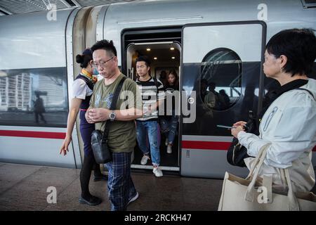 Guangzhou, Cina. 15 luglio 2023. La gente scende dal treno. Guangzhou South Railway Station è una delle più grandi e popolari stazioni ferroviarie della Cina. Ha una posizione ottima, che collega i treni da diverse parti della Cina, tra cui Pechino, Shanghai, Shenzhen, Hong Kong, Changsha, Wuhan e molti altri. (Foto di Michael ho Wai Lee/SOPA Images/Sipa USA) credito: SIPA USA/Alamy Live News Foto Stock