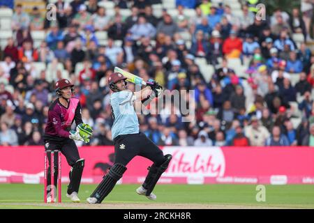 Preso a Birmingham, Regno Unito, il 15 luglio 2023 al Warwickshire County Cricket Club di Edgbaston. Nella foto Jamie Overton di Surrey colpisce per 4 durante la Vitality Blast semi Final del 2023 tra Somerset e Surrey Image è solo per uso editoriale - credito a Stu Leggett tramite Alamy Live News Foto Stock