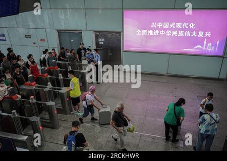 Guangzhou, Cina. 15 luglio 2023. La gente entra nella stazione ferroviaria. Guangzhou South Railway Station è una delle più grandi e popolari stazioni ferroviarie della Cina. Ha una posizione ottima, che collega i treni da diverse parti della Cina, tra cui Pechino, Shanghai, Shenzhen, Hong Kong, Changsha, Wuhan e molti altri. (Foto di Michael ho Wai Lee/SOPA Images/Sipa USA) credito: SIPA USA/Alamy Live News Foto Stock