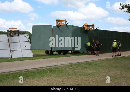 Londra, Regno Unito. 15 luglio 2023. Meteo Regno Unito. Un forte vento soffia una recinzione del festival che danneggia un pick-up a Hyde Park, Londra. I lavoratori utilizzano movimentatori telescopici per evitare che il resto della recinzione collassi. Crediti: Waldemar Sikora/Alamy Live News Foto Stock