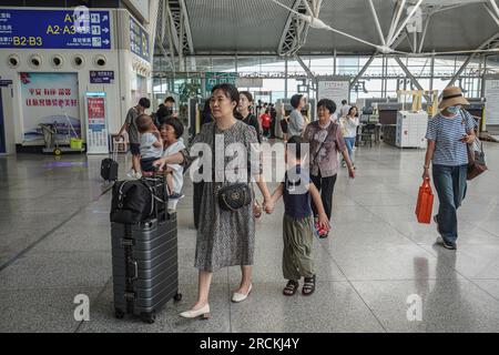 Guangzhou, Cina. 15 luglio 2023. La gente entra nella stazione ferroviaria. Guangzhou South Railway Station è una delle più grandi e popolari stazioni ferroviarie della Cina. Ha una posizione ottima, che collega i treni da diverse parti della Cina, tra cui Pechino, Shanghai, Shenzhen, Hong Kong, Changsha, Wuhan e molti altri. (Foto di Michael ho Wai Lee/SOPA Images/Sipa USA) credito: SIPA USA/Alamy Live News Foto Stock