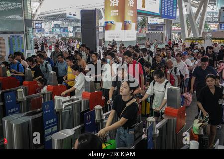 Guangzhou, Cina. 15 luglio 2023. Le persone si mettono in fila e fanno il check-in alla stazione ferroviaria. Guangzhou South Railway Station è una delle più grandi e popolari stazioni ferroviarie della Cina. Ha una posizione ottima, che collega i treni da diverse parti della Cina, tra cui Pechino, Shanghai, Shenzhen, Hong Kong, Changsha, Wuhan e molti altri. (Foto di Michael ho Wai Lee/SOPA Images/Sipa USA) credito: SIPA USA/Alamy Live News Foto Stock