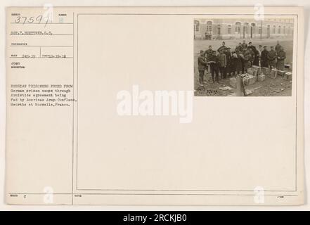 I soldati americani a Conflans, in Francia, vengono visti nutrire i prigionieri russi che sono stati liberati dai campi di prigionia tedeschi come parte dell'accordo di armistizio durante la prima guerra mondiale. La foto è stata scattata il 19 novembre 1918 da SGT.P. Fuetterer, un fotografo della S.C. Note SUD C: 37697. Foto Stock