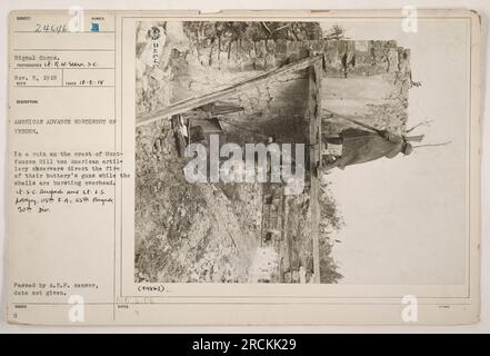 Gli osservatori dell'artiglieria americana dirigono il fuoco dei cannoni della loro batteria da una rovina sulla cresta di Montfaucon Hill. La foto è stata scattata il 2 ottobre 1918, durante un'avanzata americana a nord-ovest di Verdun. Gli osservatori, 2° tenente J.S. Lovejoy e 4th Corporal Anspach, appartenevano alla 115th Field Artillery, 55th Brigade, 30th Division. L'immagine è stata approvata dal censore A.E.P. Foto Stock