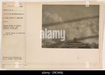 Aerei che volano in formazione a 5000 metri al Gerstner Field di Lake Charles, Louisiana. La foto è stata scattata il 3 agosto 1918, ed è stata censurata e pubblicata dal M.I.D. Censura il 16 settembre 1918. Il fotografo è il tenente Erickson del Signal Corps. Foto Stock