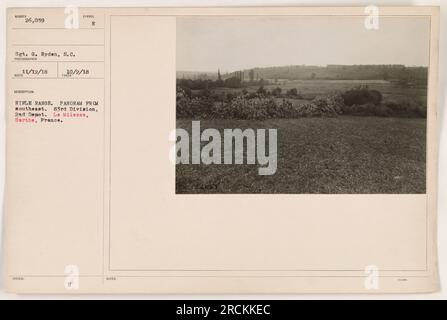 I soldati della 83rd Division, 2nd Depot, possono essere visti partecipare all'addestramento dei fucili in un poligono a le Milesse, Sarthe, Francia. La foto, scattata dal sergente G. Ryden, offre una vista panoramica da sud-est. Questa immagine è stata registrata come numero 26.059 il 12 novembre 1918. Il raggio d'azione del fucile sembra essere localizzato in una zona rurale. Foto Stock