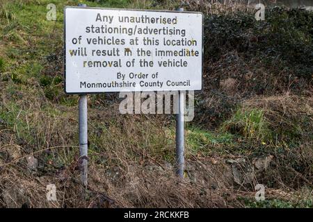 Cartello con segnaletica per parcheggio limitato, Abergavenny, Galles, Regno Unito Foto Stock
