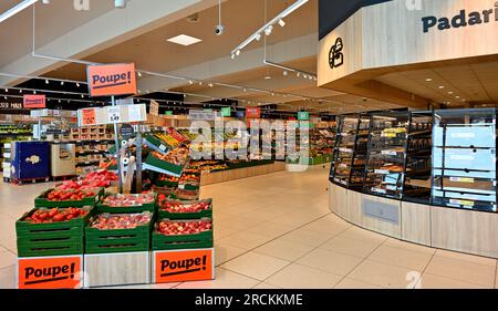 All'interno del negozio Lidl, con una navata di frutta e verdura e panetteria dall'altra parte, Portogallo Foto Stock