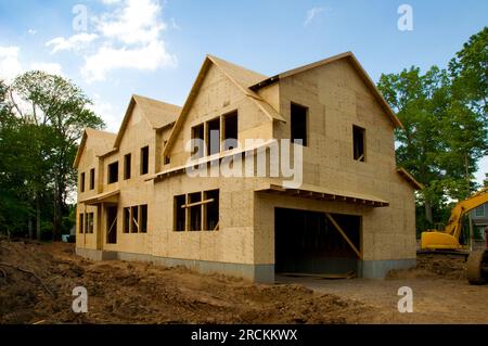 Grande casa suburbana in costruzione nella fase di rivestimento. Foto Stock