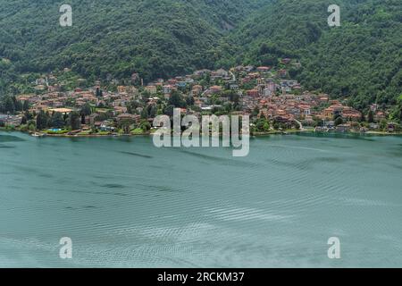 Veduta aerea di Brusimpiano e del Lago di Ceresio, Varese, Italia Foto Stock