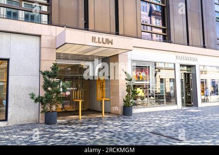 Centro commerciale ILLUM con marchi costosi a Copenhagen, Danimarca Foto Stock