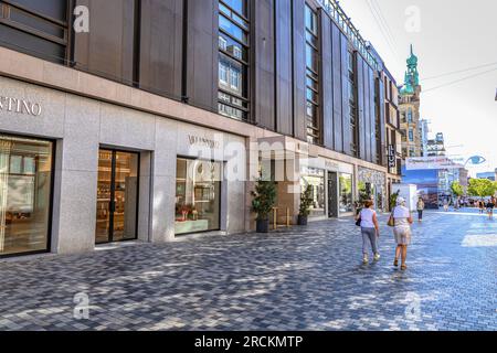 Centro commerciale ILLUM con marchi costosi a Copenhagen, Danimarca Foto Stock