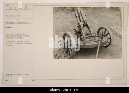 Didascalia: "Il tenente Hargan posa con un mortaio da trincea leggero tedesco da 7,6 cm, noto come "Minnen-Werfer", modello 1916. La foto è stata scattata il 27 aprile 1918 presso la Army Trench Mortaar School di ft. De la Bonnelle, Langres, Francia. Questa immagine è stata rilasciata dalla A.E.F. Censura il 7 gennaio 1919." Foto Stock